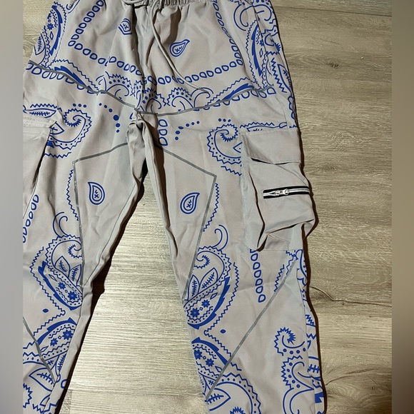 Men’s Gray and Blue Bandanna Print Cargo Joggers - Picture 3 of 5